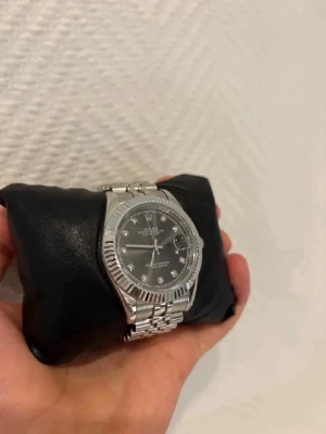 R'13x klocka (Silver & Grå urtavla) - Jag säljer nu min R'13x date just klocka (Silver & Grå urtavla). Den är i helt nytt skick och den är väldigt bra kvalitet