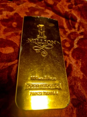 Paco Rabanne 1 Million Parfym 2.5/5 kvar - 1 Million från Paco Rabanne är en ikonisk herrparfym i en lyxig guldfärgad flaska som liknar en guldtacka. 2.5/5 kvar och har en modern, stilren design med präglad logotyp och detaljer. Perfekt för dig som gillar exklusiva dofter och snygg förpackning.