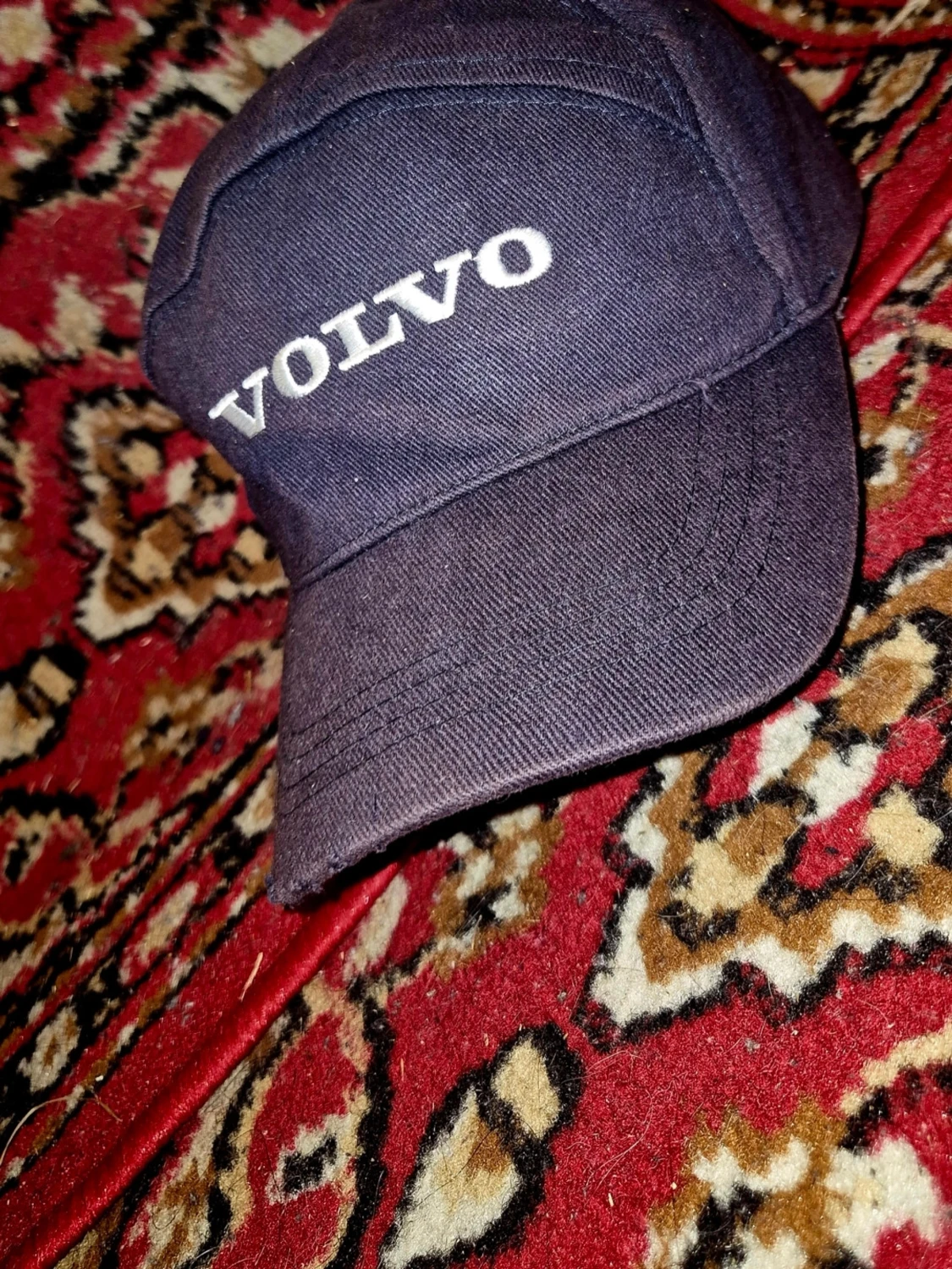 Svart keps med Volvo-logga