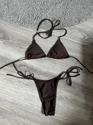 Berskha triangelbikini - I superfint skick! Endast använda ett par gånger. Fin mörkbrun färg och lite lagom mellan string och brazilian☺️Xs i båda