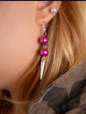 Maria nillsdotter liknade örhängen. Rosa handgjorda pärlörhängen med nitar  - Jag skapar dessa örhängen av noggrant utvalda pärlhalsband från secondhand – ett medvetet val för att ge vackra material ett nytt liv.  Eftersom pärlorna är återbrukade kan små märken eller färgskiftningar förekomma på t.ex. metallen. Undvik kontakt med vatten för att bevara smyckena så fina som möjligt. Alla örhängen är handgjorda och säljs i par 💖🫶🏻⚜️