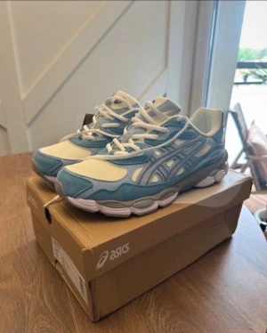 ASICS sneakers blå och vita mesh -  ASICS sneakers i blått och vitt med mesh- och mockadetaljer.
