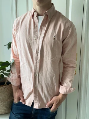 Ralph lauren skjorta  - Ralph lauren skjorta, stor på modellen. Inga defekter! Modellen i bilderna är 180 cm 75 kg och bär Storlek M , Kom med frågor! 🌟 (Kan gå ned i pris vid köp av paket 😉) 
