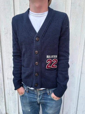Hollister Cardigan - En mycket trevlig kofta från Hollister med en extremt bra passform! Modellen är 178 cm och väger 68 kg. M, passar också S! Hör av dig vid frågor!