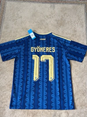 Sverige Fotbollströja Borta Vm - Blå Sverige fotbollströja från Adidas    Borta tröja inför VM jätte lågt pris med jätte bra kvalite. Om du är intresserad av fler tröjor checka profilen. Fraktar direkt vid köp! Storlek L 