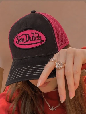 Brun/rosa Von Dutch keps - Säljer denna sjukt snygga Von Dutch truckerkeps i en unik brun och rosa färgkombination som inte går att köpa längre. Endast använd en gång så den är i princip ny! Hör av er vid frågor ❤️🌸