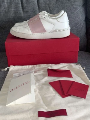Valentino - Snygga Valentino Garavani Open sneakers I storlek 38. De är I mycket bra skick och allt og medföljer. KVITTO finns och medföljer. Hör av dig vid funderingar😊