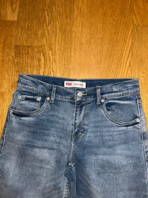 Levi's Loose Taper Stretch 16A - Säljer ett par blå Levi's Loose Taper jeans med stretch. Jeansen har normalhög midja och avsmalnande ben.  Helt oanvänd, etiketter kvar!