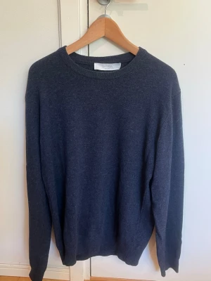 Mörkblå stickad tröja, XL, från Magnus studios - Mörkblå tröja i storlek XL från Maglia Studios.  Hör av dig angående frågor! /Hugo