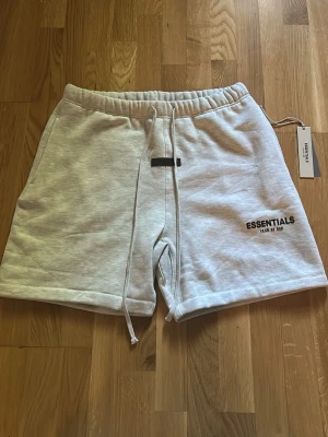 Grå shorts från Fear of  - Snygga shorts