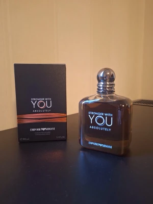 Stronger With You Absolutely Herr Parfym  - Säljer en helt full flaska av Emporio Armani Stronger With You Absolutely. En otroligt populär parfym med varm vanilj, rom, kastanj och träiga noter som skapar en djup och attraktiv doft.  Det här är en riktig komplimangmagnet och perfekt för kvällar, dejter och kallare väder. Väldigt stark prestanda och lång hållbarhet.  • Full flaska • Original • Söt, varm och maskulin • Håller länge och projicerar starkt • Extremt populär i parfymvärlden