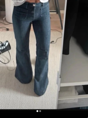 Snygga Bershka jeans💕 - Säljer ett par snygga Bershka jeans. Jag köpte dem tidigare på vinted och dem var tyvärr för stora. Men det är inget fel på dem och dem är i bra skick. (Gråa jeans) Gör gärna ett snabb köp vid bra pris💕