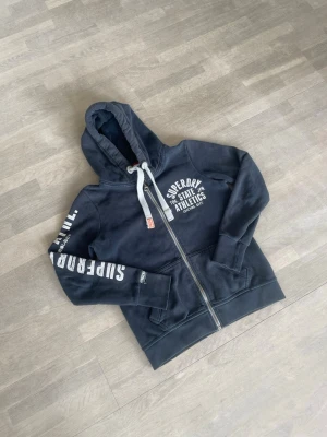 Superdry hoodie herr svart - Den är i använt skick kolla bilderna. Den är lite mindre i storleken mer som S än M.