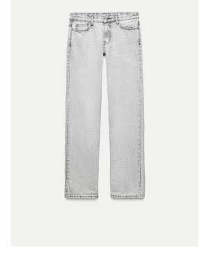 Ljusgrå raka jeans - Snygga ljusgrå jeans med rak passform och klassisk femficksdesign. Jeansen har hög midja och är tillverkade i denim med en lätt tvättad look. Perfekta för en avslappnad och trendig stil.
