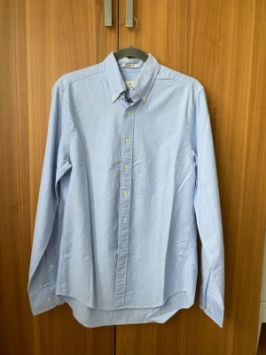 Ljusblå oxfordskjorta från Gant - Klassisk ljusblå oxfordskjorta från Gant med button-down krage och vita knappar. Knappt använd!