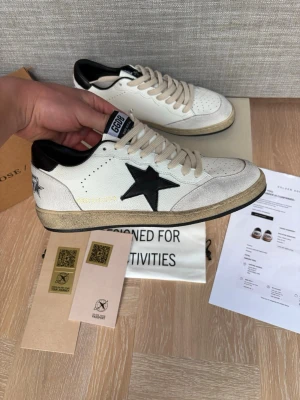 Golden goose ballstar skor  - Helt nya och extremt snygga ggdb ballstar skor i storlek 42. Sjukt fin sneaker med genomtänkta detaljer runtom. Clean färg och helt perfekt inför vardag. Kvitto finns också. Skambud undanbes. Hör av er vid eventuella frågor! 