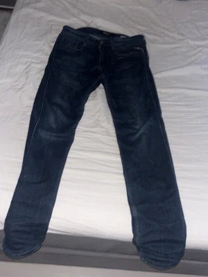 Mörkblå replay slim fit jeans - Jag säljer mina replay jeans som jag har använt i några månader nu, byxorna är i helt perfekt skick förutom lappen där bak. Om ni vill betala lite extra får ni ett blåvit onewear bälte med