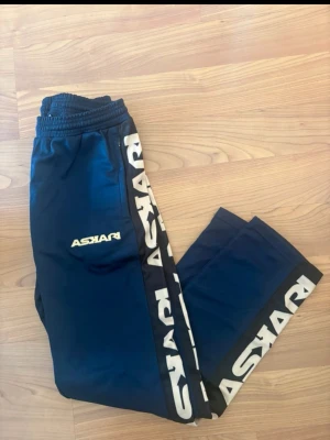 Askari Byxor - Blå byxor från Askari, perfekta till gymmet eller vardags. Skick 10/10. Pris kan diskuteras vid snabb affär. Passar mig som brukar ha XS men är nästintill säker på att dom passar S också 