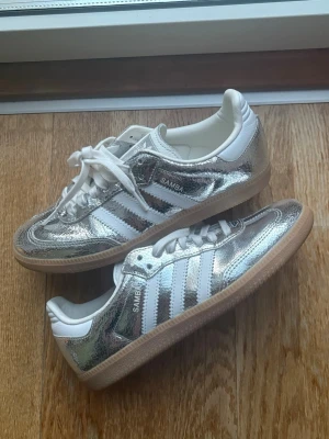 Adidas samba silvee - Säljer mina helt oanvända super snygga sambas. Storlek: 39 1/3