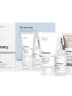 The Ordinary The Acne Set - The Ordinary The Acne Set innehåller en mild rengöring, salicylsyra 2% lösning och en återfuktande kräm. Perfekt för dig som vill behandla och förebygga akne. Produkterna är i vita och genomskinliga förpackningar och passar alla hudtyper. (Inte använt)