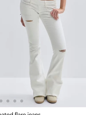 Vita jeans från Gina 14+ - St XS!! Använda 2 ggr! Mycket bra skick! Hör av er om ni har frågor! 