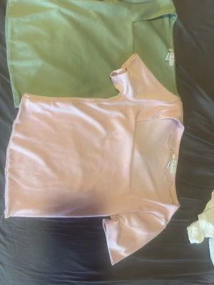 Ljusrosa topp från Amisu - Säljer en ljusrosa topp från Amisu i storlek XS. Toppen har korta ärmar och en klassisk rund halsringning. Perfekt för en enkel och stilren look. Materialet känns mjukt och stretchigt, vilket gör den bekväm att bära.