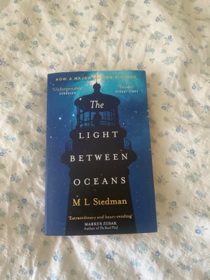 The Light Between Oceans bok - En gripande roman på engelska av M L Stedman. Boken är i pocketformat och har citat från kända tidningar på framsidan. Perfekt för dig som gillar känslosamma berättelser.