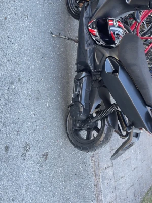 Svart scooter med hjälm - Säljer en svart scooter med sportig design och mattsvart finish. Scootern har en bred, bekväm sadel och robusta däck. En röd, svart och vit hjälm medföljer. Perfekt för dig som vill ta dig fram snabbt och smidigt i stan. Aragon gp klass 2 finns i Örebro 