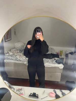 Svarta low waist kostymbyxor - Säljer dessa jätte fina och sköna kostymbyxor ifrån Nelly. Använda några gånger