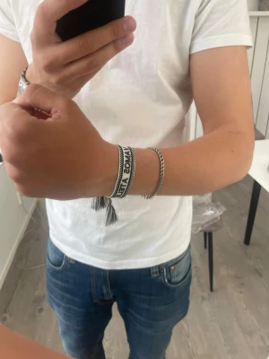 Vamos atelier armband  - Vamos Atelier — riktigt fet armband med exklusiv känsla och snygga detaljer. Justerbar storlek för perfekt passform.
