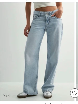 Levi's Superlow Loose ljusblå jeans - Ljusblå jeans från Levi's i modellen Superlow Loose med låg midja och raka, vida ben. Klassisk femficksdesign och Levi's-logga på bakfickan. Sitter jättefint och är i en jättefin ljusblå färg. Säljer då jag köpte två likadana i olika storlekar och behöll de i en annan storlek. Dessa är därför aldrig använda (men saknar lappen). Har tyvärr inga egna bilder. Storleken är i jeans storlek men jag skulle säga att de motsvarar storlek 36/38
