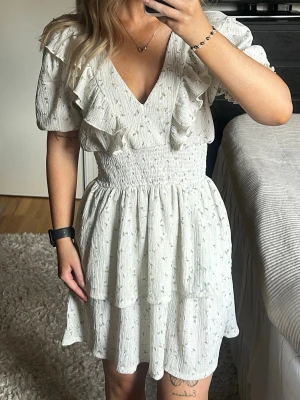 Ljusgrön volangklänning med blommor - Ljusgrön volangklänning med blommor från Gina Tricot. Storlek M. Pris: 150kr. Använd en gång, mycket bra skick. Skriv meddelande om det önskas fler bilder eller om det är några funderingar. 💛