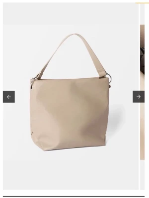 Carin Wester  - En beige väska från Carin Wester🫶men skulle säga mer ljusbrun/mocka. Bara att skriva för bilder💕