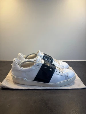 Valentino Opens | 44 - - Valentino Opens i storlek 44 | Garanterad äkthet | Bra skick | Dustbag följs med | Frakt samma dag, eller dagen efter beroende på tid 🙂