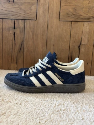 Adidas Spezial - Säljer dessa adidas k modellen Spezial. Nypris 1299kr, använd ca 5ggr så inga defekter, hör av er vid frågor