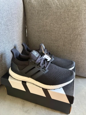 Ultraboost 1.0 - Helt nya ultraboost 1.0 som kommer med box och är perfekta för den kommande sommarn. Helt oanvända och sitter väldigt lätt vid foten!