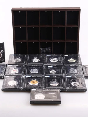Heritage Collection fickursset silver - Säljer ett set med klassiska fickur från Heritage Collection. Klockorna har rund form, silverfärgade boetter och kedjor samt romerska siffror på urtavlan. Setet innehåller flera olika modeller och en snygg trälåda för förvaring och display.