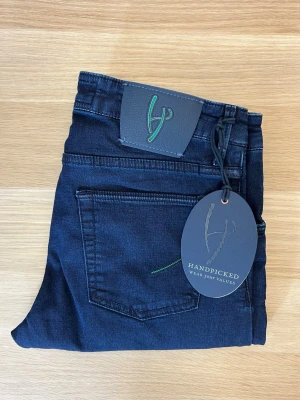 Handpicked Jeans Orvieto (HELT NYA) | 32/34 - Schyssta handgjorda jeans från det italienska märket Handpicked😁| Modell: Orvieto (slim fit) | W32/L34 | Skick: 10/10 (ny med tags) | Defekter: Nej | Nypris ca 3500 :- | Midja: 40,5 cm | Längd: 111 cm | Innerbenslängd: 86 cm | Måttavvikelser +-1 cm | Modellen är 175 cm och väger 70 kg | Vänligen kontrollera mått innan köp🤗 | Tveka inte att kontakta mig vid övriga frågor😁!