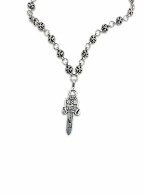 Silverhalsband med svärdhänge - Unikt silverhalsband från Chrome Hearts med blommiga länkar och ett detaljerat svärdhänge. Halsbandet har en cool toggle-låsning och är tillverkat i silverfärgat metallmaterial. Perfekt statement-piece för dig som gillar edgy accessoarer.