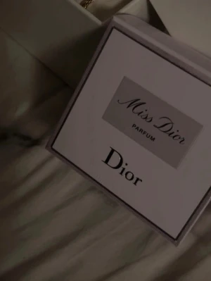 Miss Dior Parfum från Dior - Säljer en helt ny parfym från Dior  Fick den i present men använder den tyvärr inte. Endast testad med 2 sprayningar.  • Ca 50 ml kvar • Nästan helt full  Pris: 700kr (kan diskuteras)Skicka DM vid intresse 😊