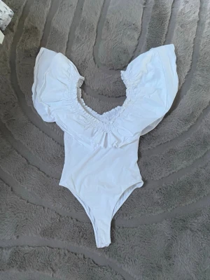trendig volangbody - zara  - säljer den trendiga o efterfrågade zara bodyn då jag aldrig använder den längre, den är i väldigt fint skick!