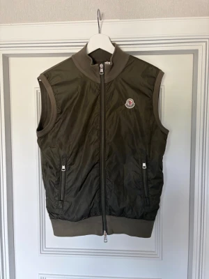 Moncler väst - Tja! Säljer nu denna riktigt snygga och sällsynta väst från Moncler. Västen L men moncler är liten i storleken så skulle säga att den passar S. Hör av er vid frågor och funderingar🙌