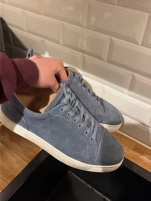 Loubs 43 - Säljer dessa loubs i storlek 43 passar 42. Endast skor. Dom har några fläckar på sitan men borde gå att tvätta bort. Annars riktigt fint skick. Det är kop..i..r