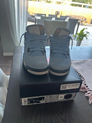Air Jordan 4 University Blue - Säljer ett par Air Jordan 4 university blue storlek EU 38,5. Skorna är i mycket bra skick och skorna kommer med original boxen.