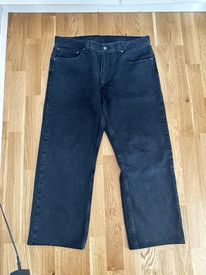Svarta jeans från Levis - Säljer ett par svarta jeans från Levis med rak passform. Jeansen är skräddarsydda till 36x30! Sitter lite korta på mig och jag är 178