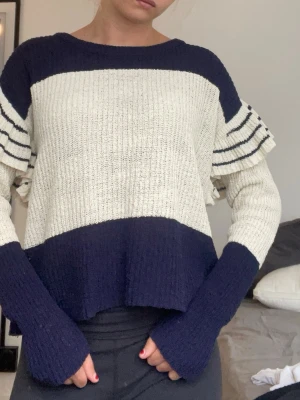 Blåvit stickad tröja från Esprit - Säljer en stickad tröja från Esprit i blått och vitt. Tröjan har breda blockränder, rund halsringning och långa ärmar med extra långa muddar. Snygga detaljer med ränder på ärmarna. Perfekt för dig som gillar en avslappnad och trendig stil. Passar m och s