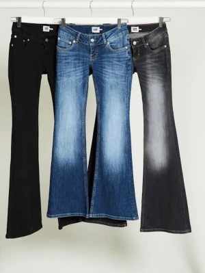 Blå bootcut jeans från 157 - Jeans från lager 157,SUPER LOW WAIST.  de mörk blåa blaze jeansen. Säljer då de är för långa jag är 157 så de skulle nog passa någon vid 160+!! 