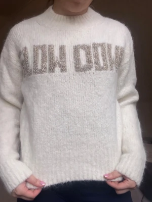 Sandro tröja - Sjukt från stickad tröja från Sandro med glittrig text där det står ”slow down”.