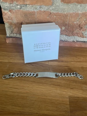 Maison Margiela armband - Maison margiela armband som aldrig är buret. 20cm. Skickas fort!