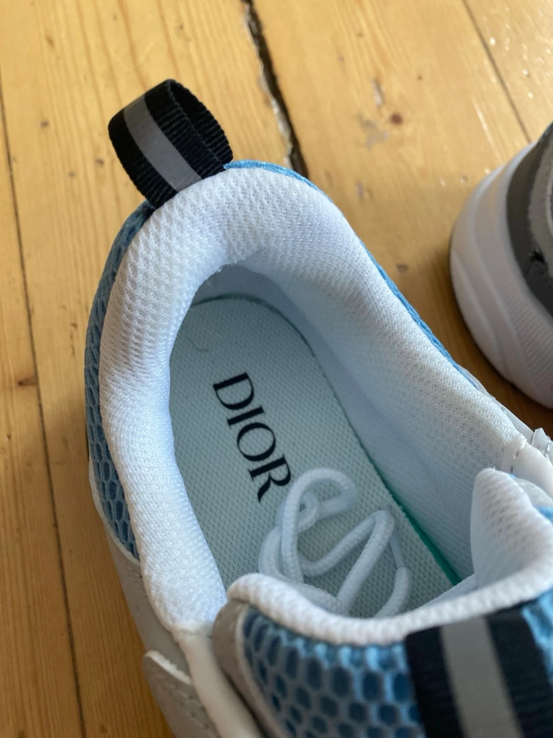 Vita och grå sneakers med blå mesh - 3